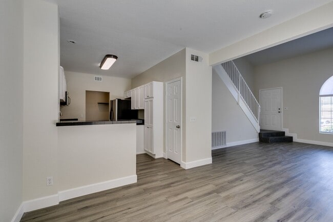 Building Photo - Amazing !! 2 Bedroom 2.5 Bathroom Townhous...