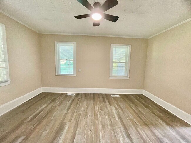 Building Photo - Spacious 4-Bedroom Farmhouse with 2.5 Baths in Raeford!