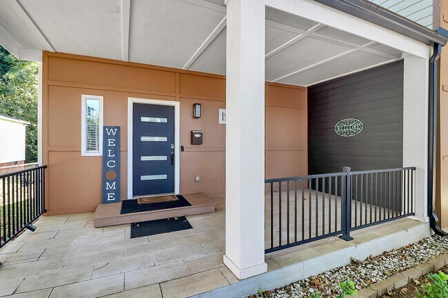 Building Photo - 2016 Brewton Dr