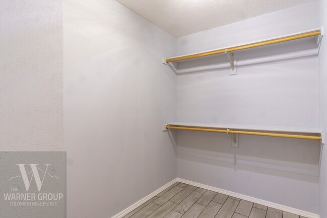 Building Photo - 3750 Oneida Ln