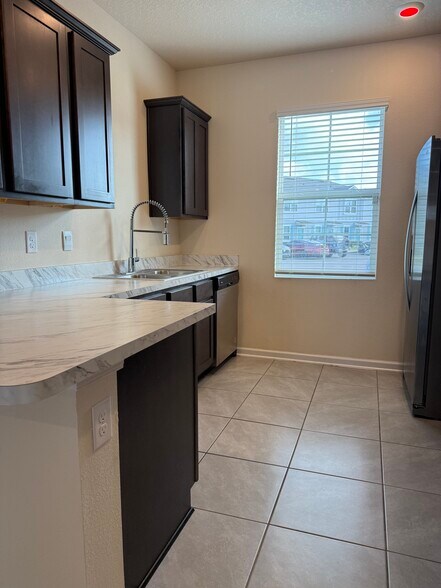 Building Photo - 551 Big Tree Way