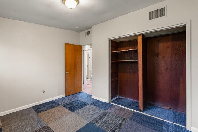 Building Photo - 6452 Evergreen Blvd