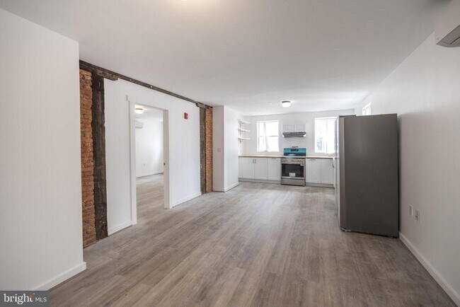 Building Photo - 711 W Thompson St