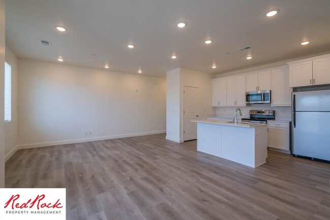 Building Photo - Spacious 3 Bedroom Unit in Desert Color With Pool & Lagoon Access