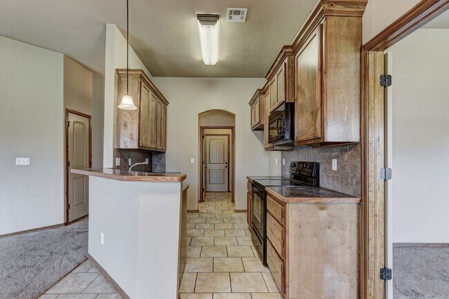 Building Photo - AVAILABLE 3-15-2020  FOR OCCUPANCY IN YUKON, MUSTANG SCHOOLS!