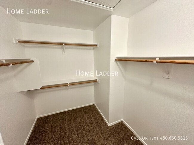 Building Photo - 654 W Country Estates Ave