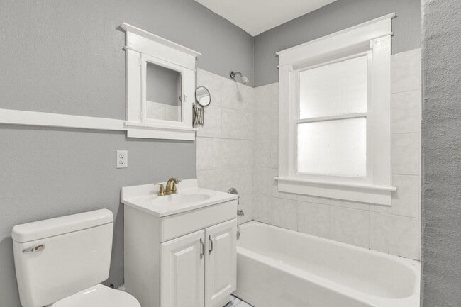 Building Photo - Beautifully renovated 3-bedroom, 2-bathroom upstairs apartment in the heart of historic Eustis!