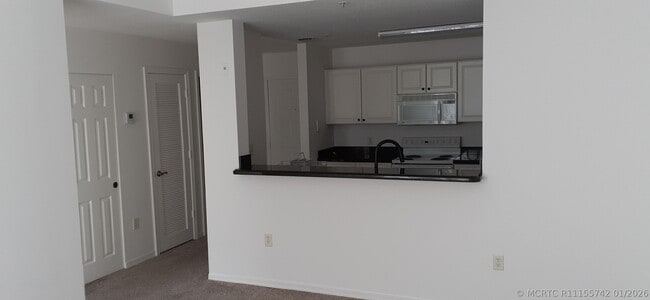 Building Photo - 1203 Town Center Dr