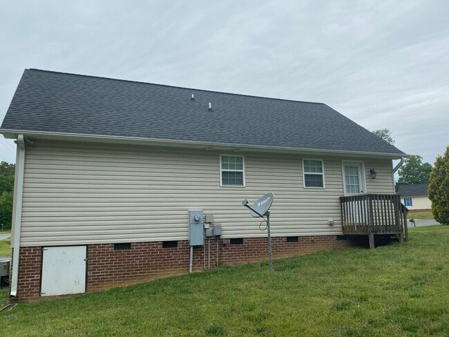 Building Photo - Beautiful three bedroom two bathroom house...