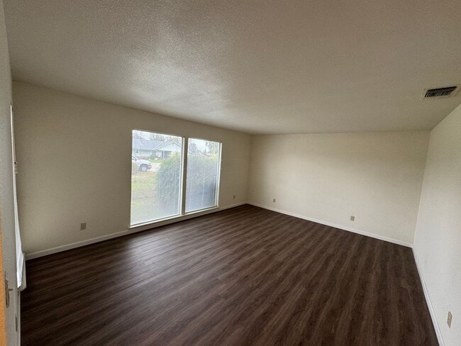 Building Photo - Reedley 3 Bedroom House