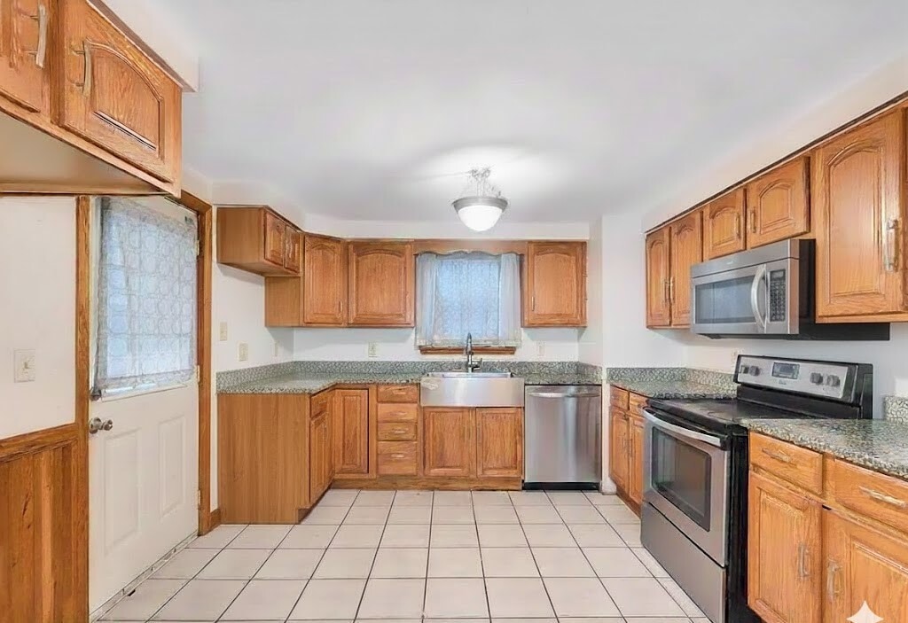 Building Photo - 227 Stephen Ave