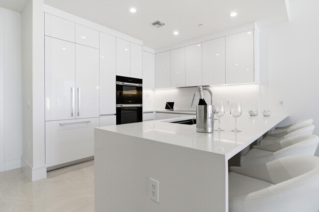 Building Photo - 220 Lake Shore Dr