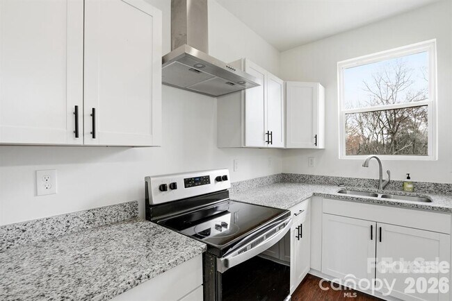 Building Photo - 102 Snyder Ct NE