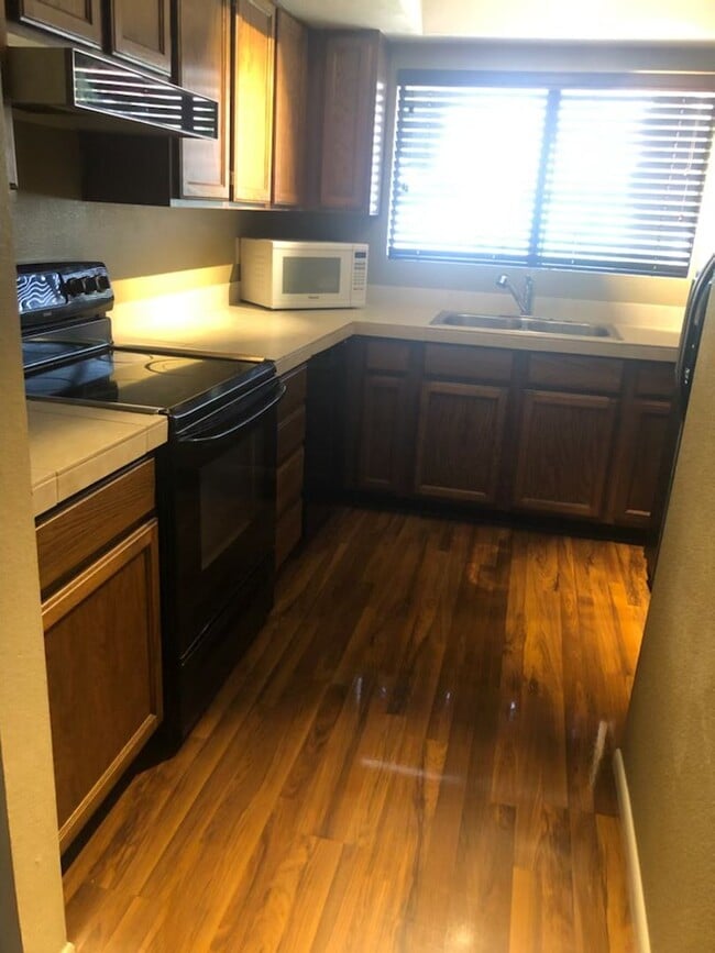 Building Photo - 2 bed + Bonus Room/Loft and 2 car garage