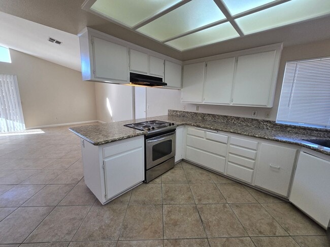 Building Photo - Private & Quiet Gem!