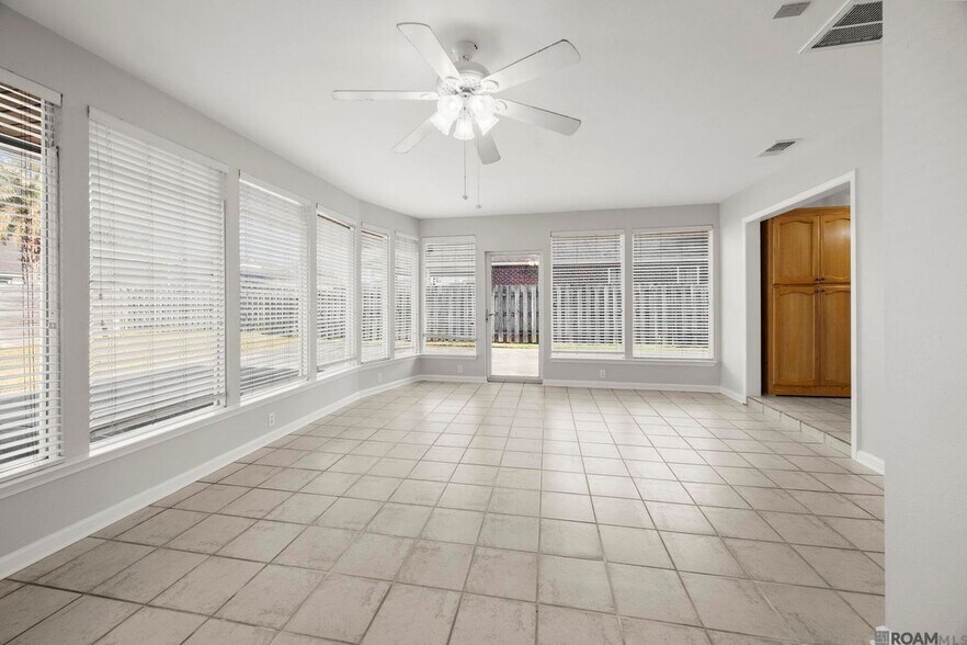 Building Photo - 18596 White Oak Dr