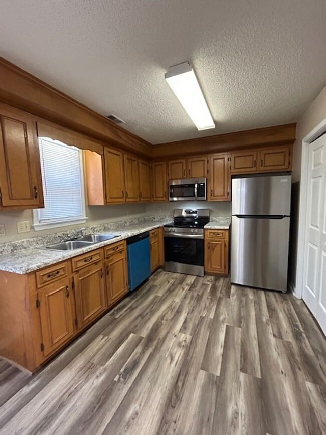 Building Photo - Mallwood- 2 Bedroom, 1.5 Bath Townhouse-$2...