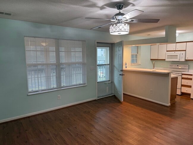 Building Photo - 6826 N Olive St