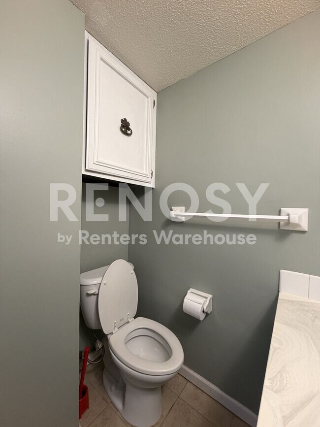 Building Photo - Available Now 2 bedroom 1.5 bath Condo in St. Louis Park
