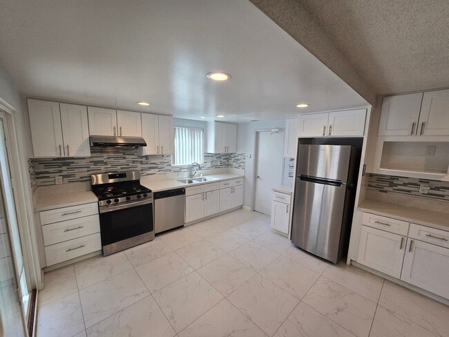 Building Photo - Beautiful 4 Bedroom Home
