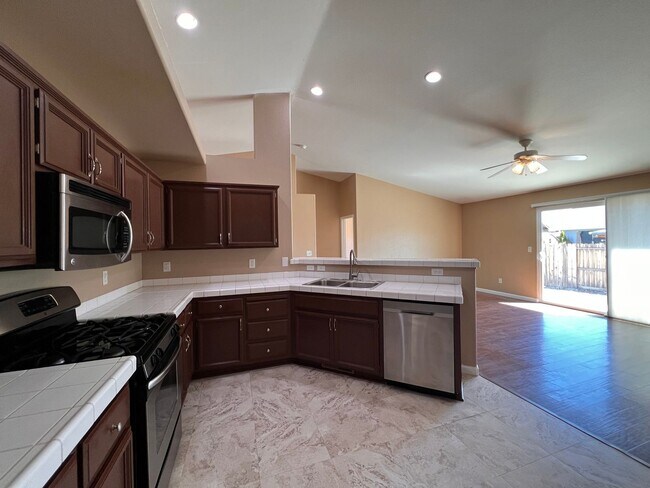 Building Photo - 221 Endeavor Ln