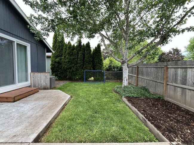 Building Photo - Charming Home Near Nike Campus with Vaulted Ceilings & Updated Kitchen