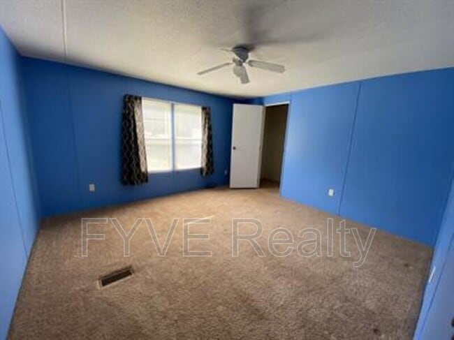 Building Photo - 282 Fountain Lake Dr