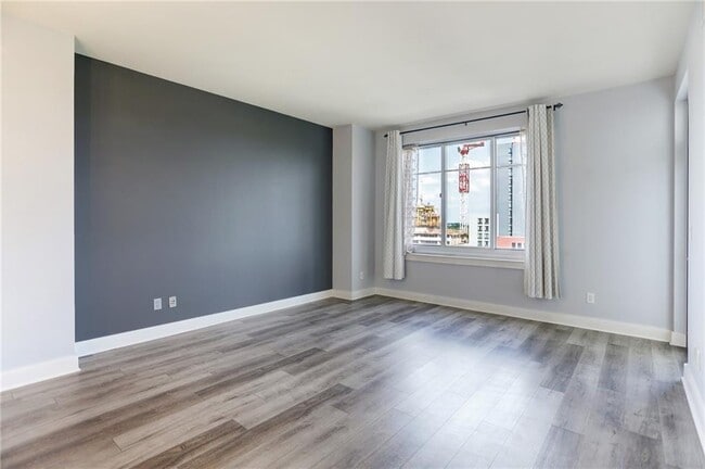 Building Photo - 603 Davis St