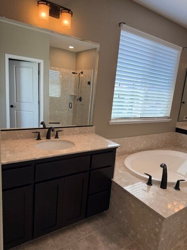 Building Photo - Newer Modern 4 Bedroom 3.5 Bath w/ Bedroom...