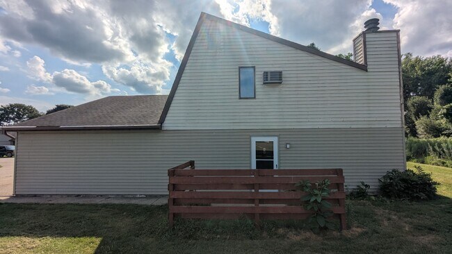 Building Photo - 819 Kerns Dr NE