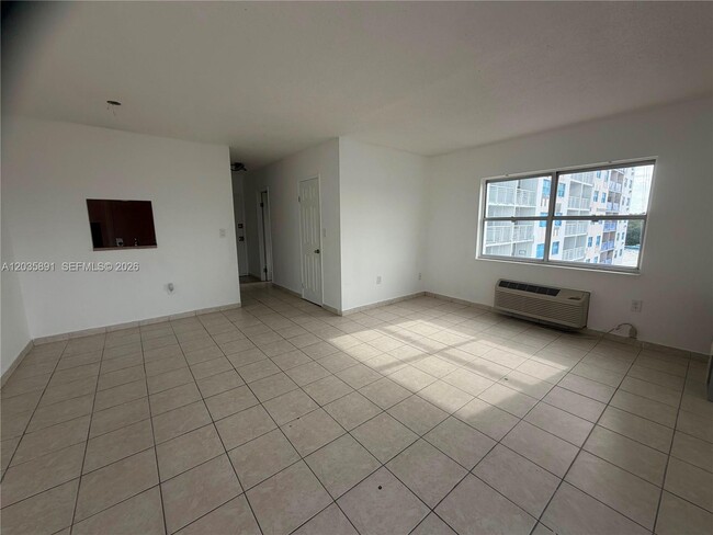 Building Photo - 400 Kings Point Dr