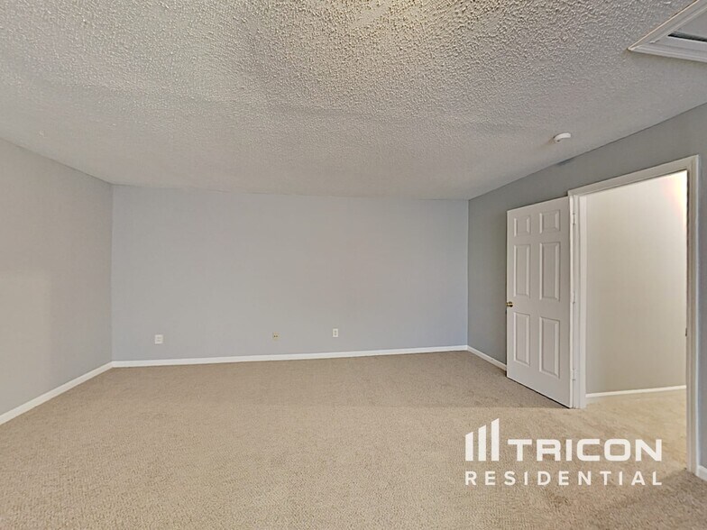 Building Photo - 915 Shadow Lake Dr