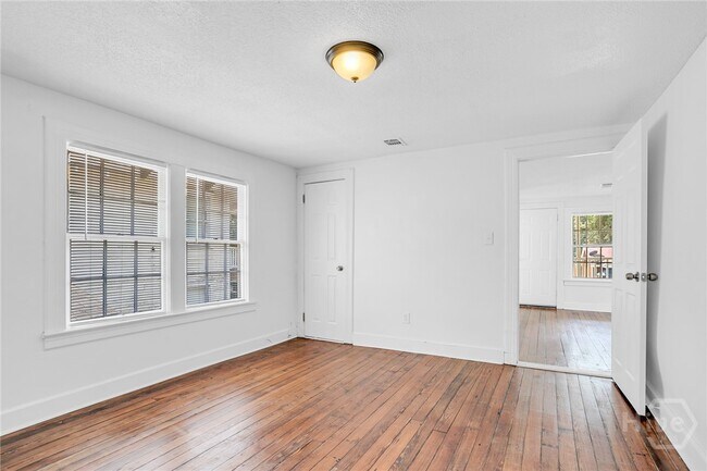Building Photo - 906 E 39th St