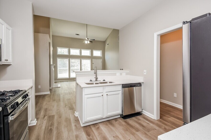 Building Photo - 3352 Briaroak Dr