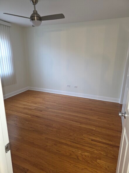 Building Photo - 826 E Capri Dr