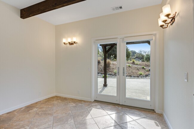 Building Photo - 9168 Eastside Rd