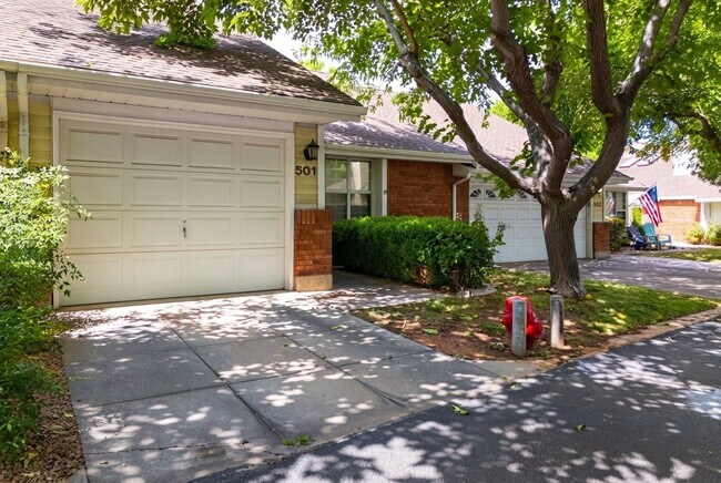 Building Photo - 845 N Valley View Dr
