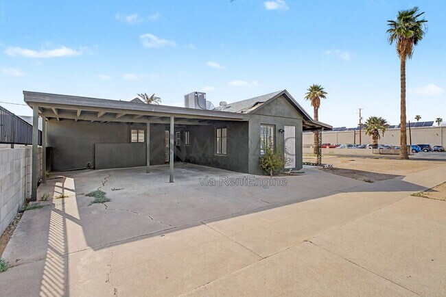Building Photo - 2401 W Monroe St