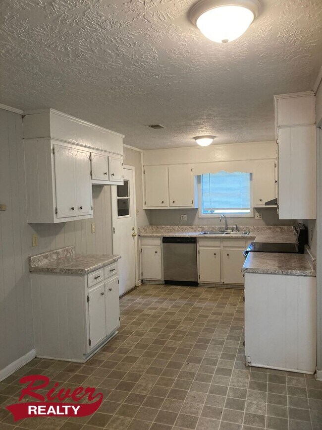 Building Photo - 3 Bedroom 2 Bath House with Double Garage ...