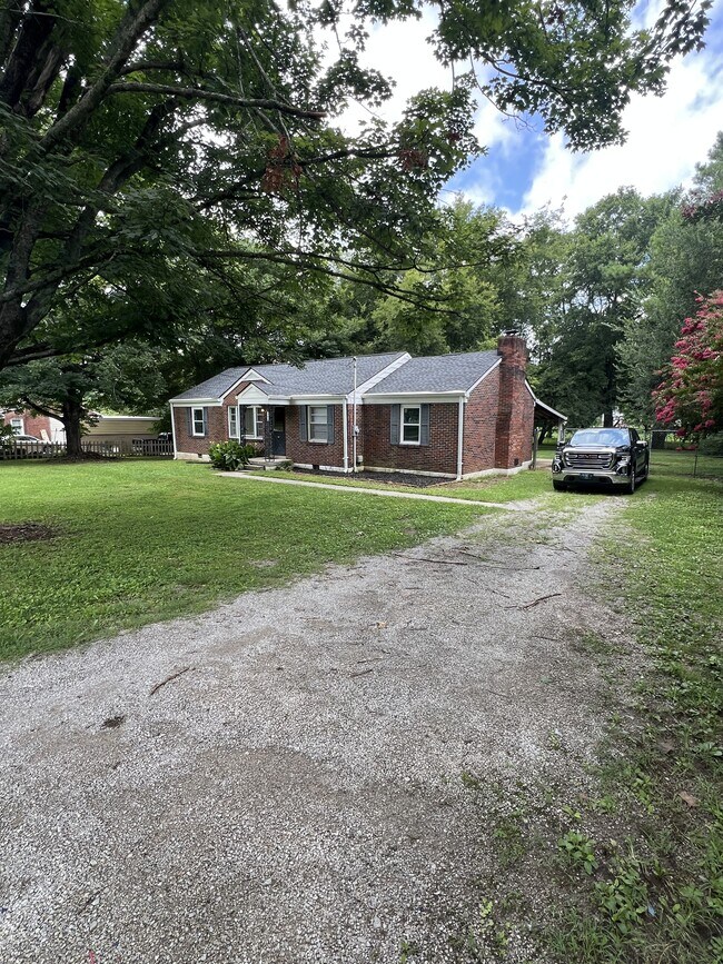 Building Photo - 206 Greenview Dr