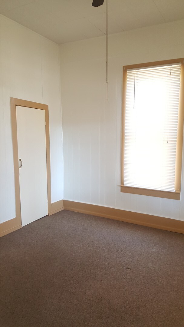 Building Photo - 2 bedroom 1 bath home