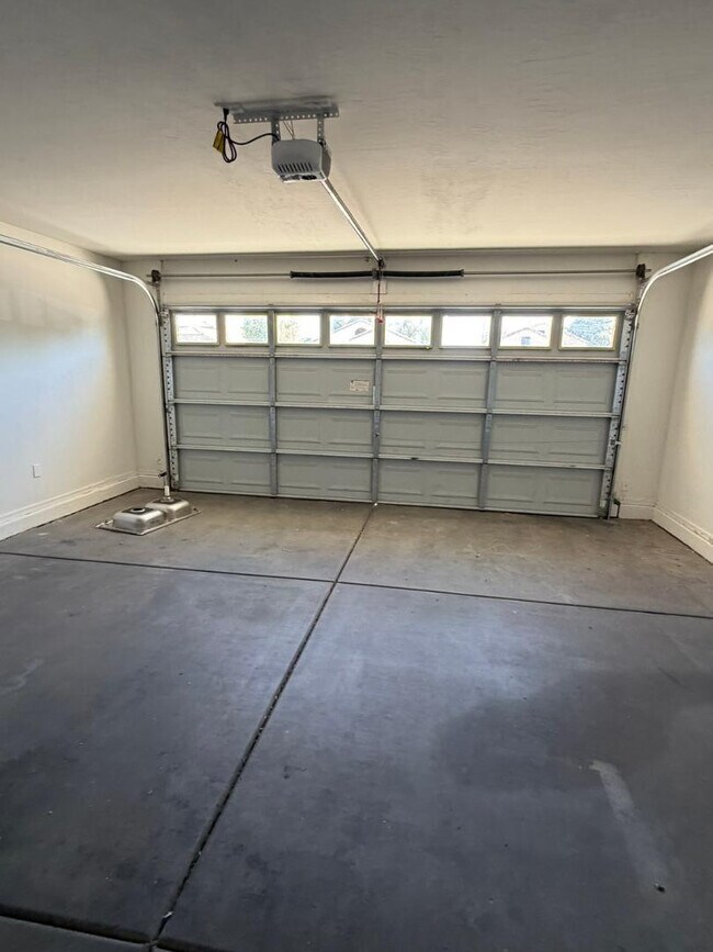 Building Photo - 11284 W Magnolia St