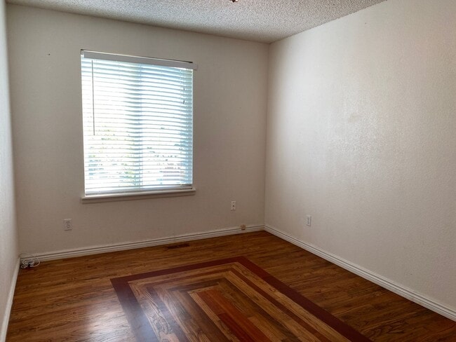 Building Photo - Wonderfully updated and maintained 3 bedro...