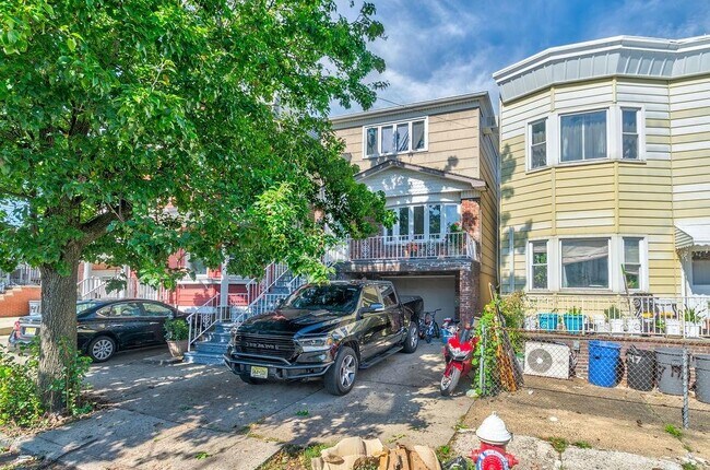 Building Photo - 145 Hobart Ave