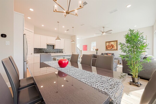 Building Photo - 10915 Brambling Wood Dr