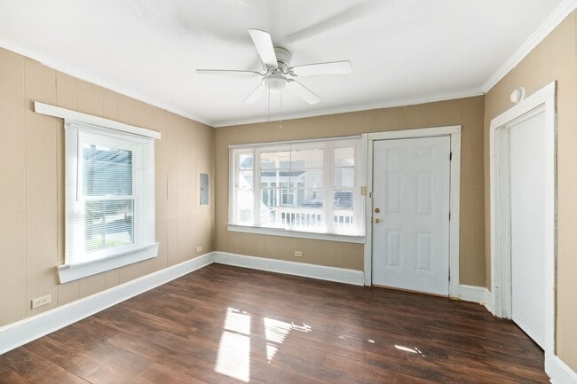 Building Photo - Charming Brick Bungalow in the Heart of North Charleston