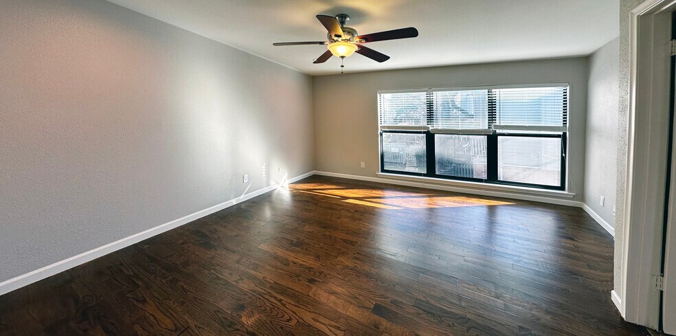 Master Bedroom - 8710 Park Ln