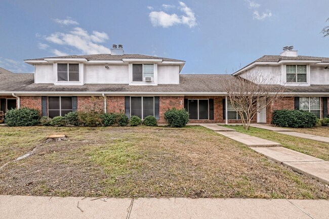 Building Photo - Spacious Townhome in Midway ISD