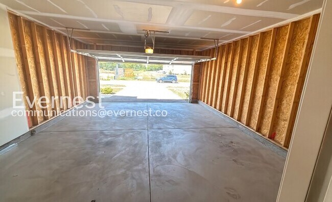 Building Photo - 3 Bed/2 Bath Home with Garage / Pet-Friendly / Vouchers Accepted / Available Now!