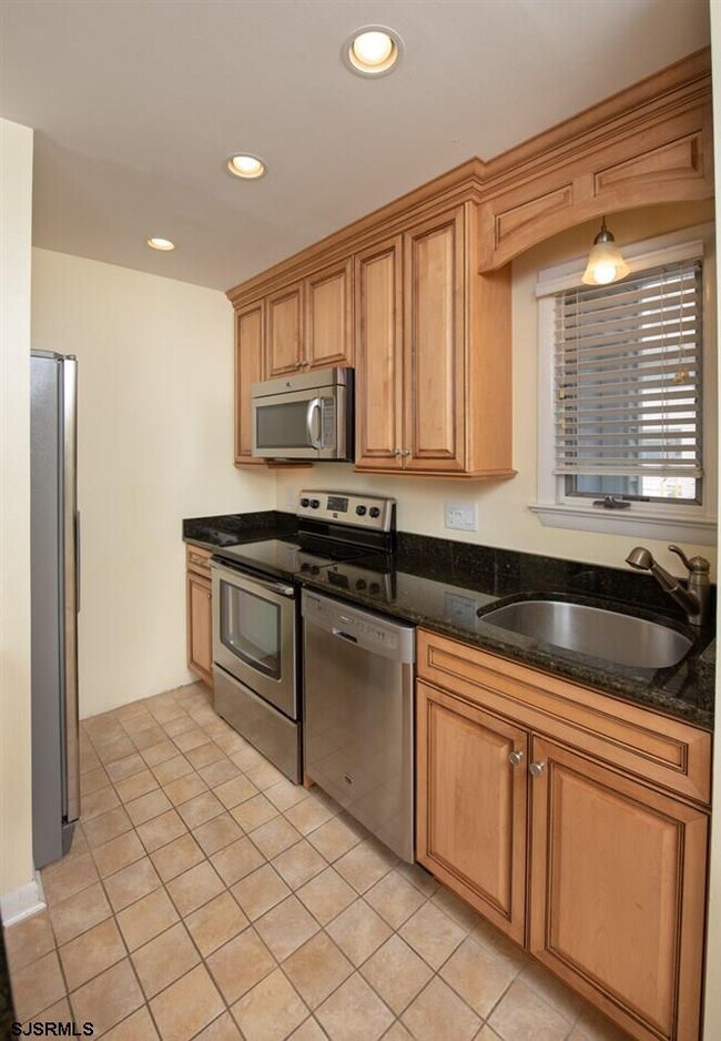 Building Photo - 221 N 36th Ave